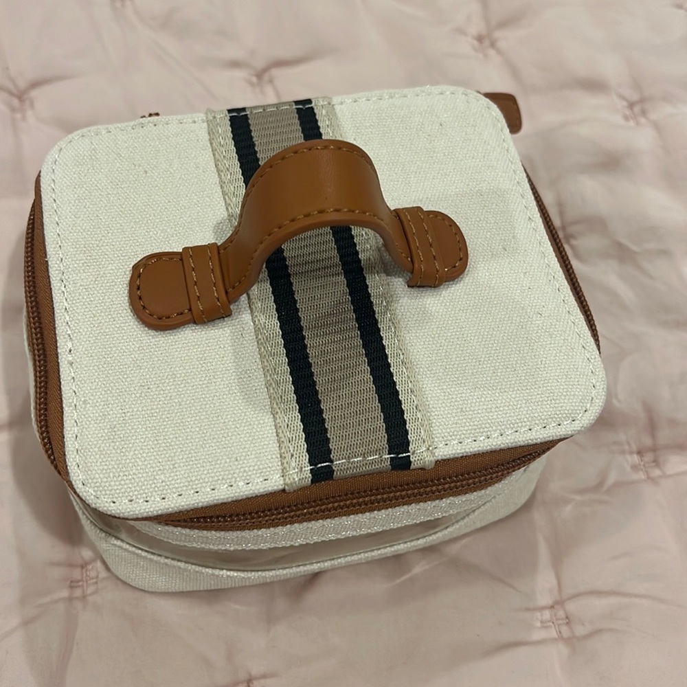 NWOT NIEMAN MARCUS SMALL MAKE UP BAG